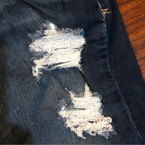 ▪️2.1 Distressed Denim Shorts - Picture 6 of 10